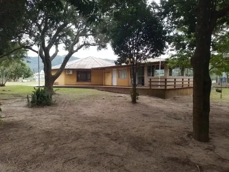 Vista lateral - salão de festas, secretaria e área de lazer